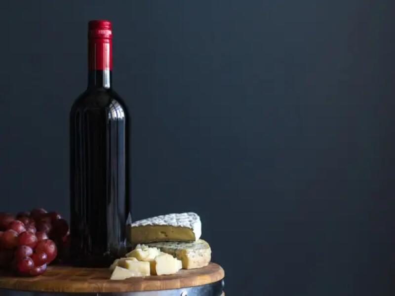 TH01_bottle-of-wine-and-grapes-near-cheese-composition-picture-id838063482