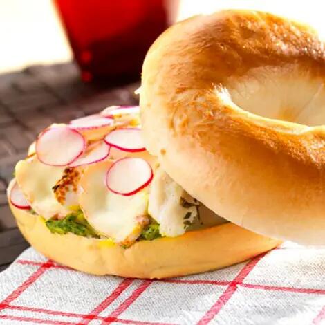 Recette : Bagel à la dinde, au fromage et moutarde aux herbes