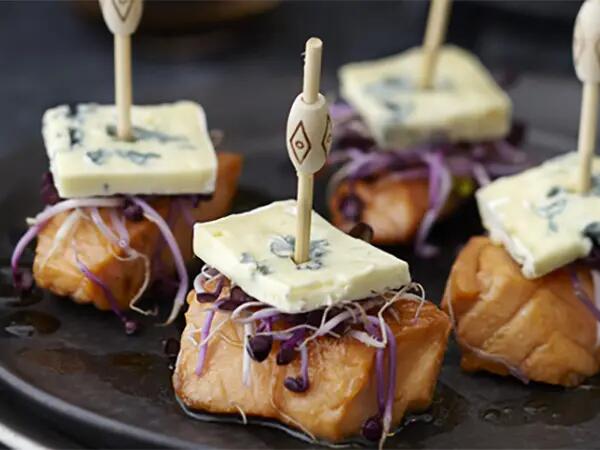 Recettes : Bouchées de saumon caramélisées au soja et fromage bleu