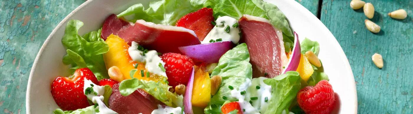 Recette : Salade fruitée, magret de canard fumé et sauce au fromage ail et fines herbes