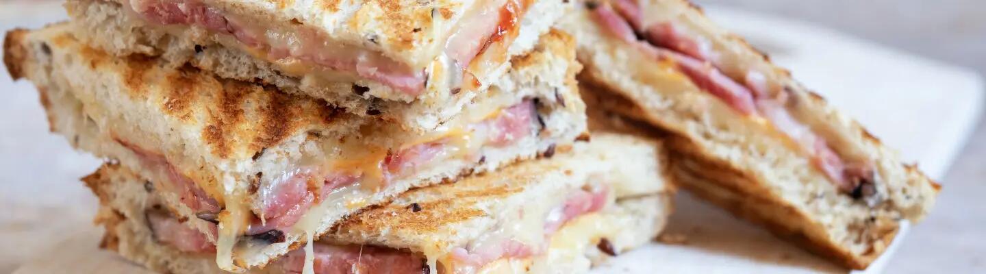 Recette : Croque au fromage de brebis et à la cerise noire