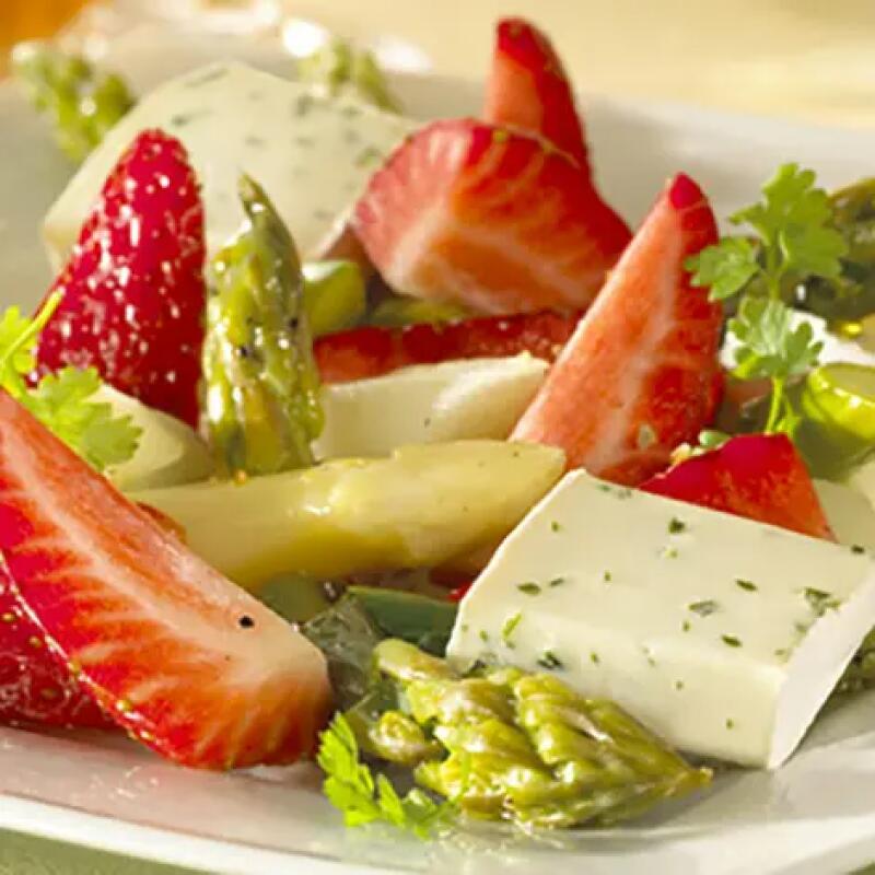 Recette : Salade aux deux asperges, fraise et fromage frais