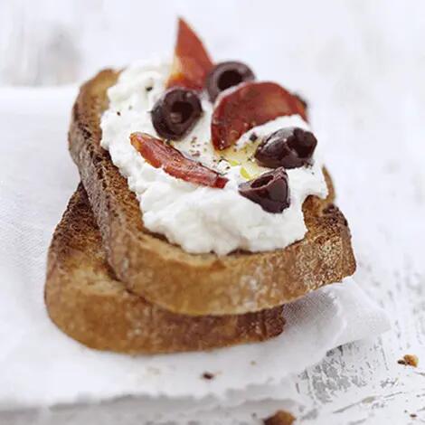Recette : Tartine au fromage frais, olives et chorizo