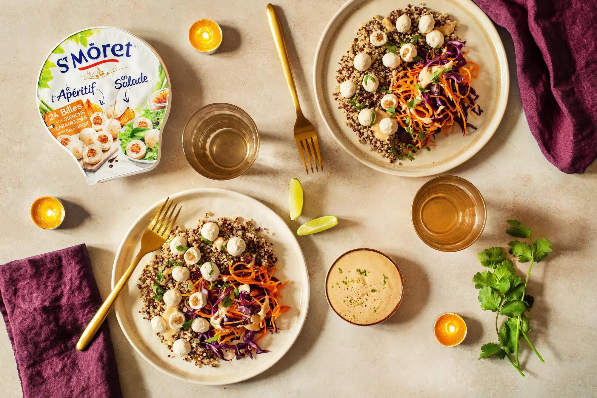 Salade de quinoa et billes de fromage aux oignons caramélisés