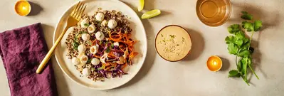 Salade de quinoa et billes de fromage aux oignons caramélisés 