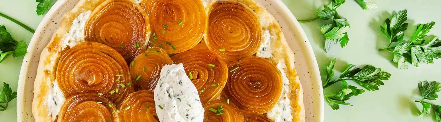 Recette : Tatin d’oignons à la tartinade végétale ail et fines herbes