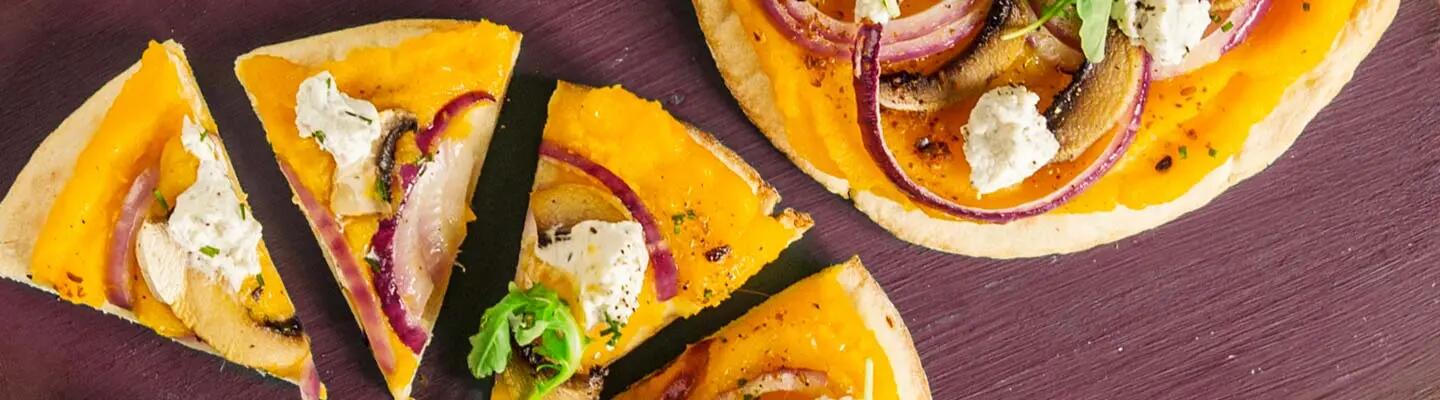 Recette : Pizza-pita à la tartinade végétale ail et fines herbes