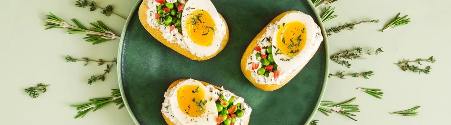 Recette : Nids de pain aux œufs mollet, tartinade végétale et herbes de Provence