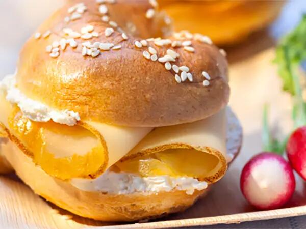 Recettes : Bagel au haddock fumé, crème citron-balsamique et fromage