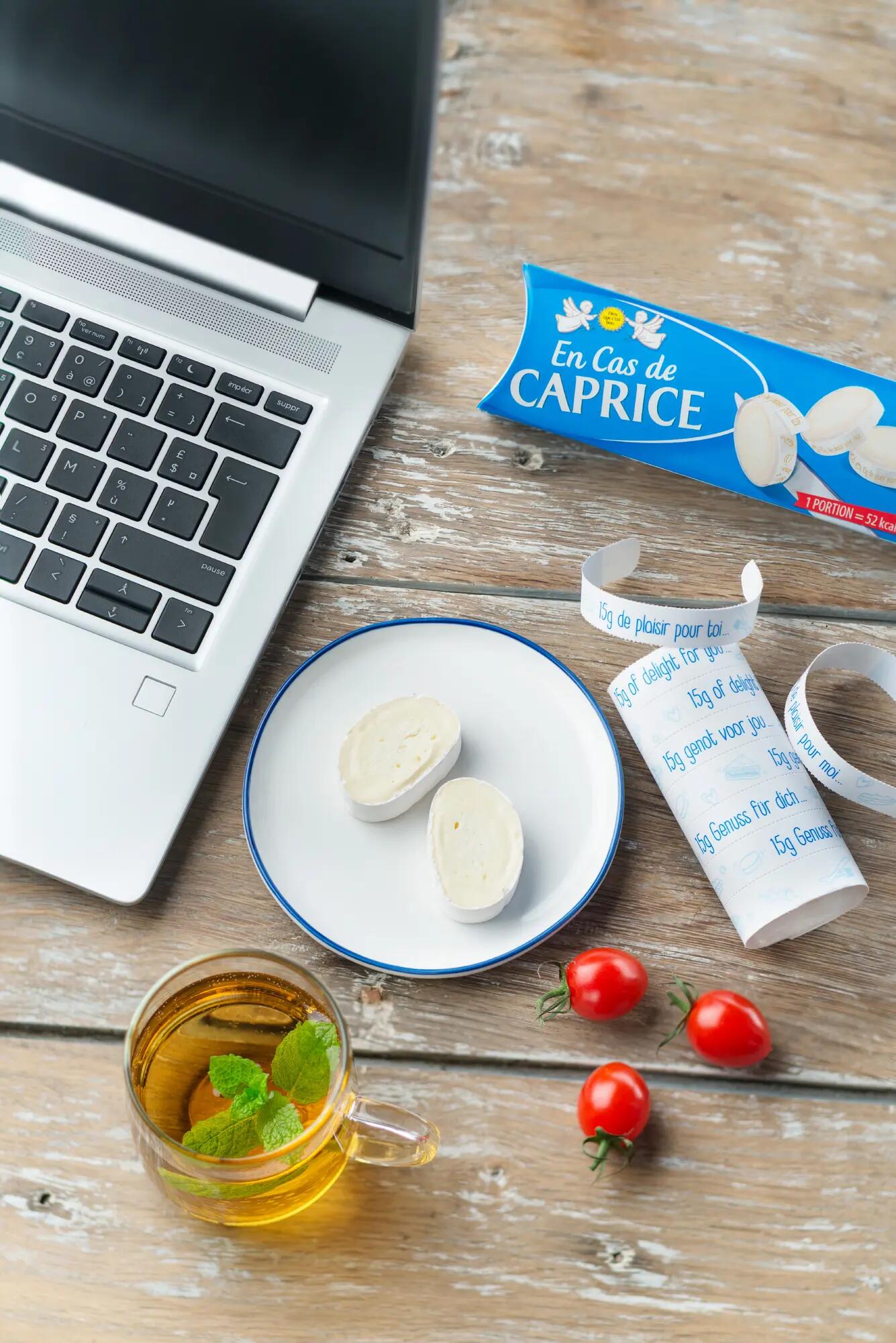 En Cas de Caprice ambiance bureau - pack tomates ordinateur thé