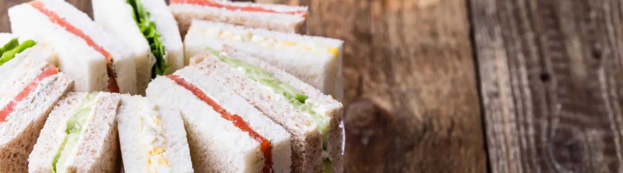 Recette : Sandwich cake au saumon fumé, radis et chèvre frais