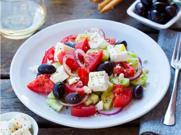 Recettes : Salade de poivron, radis, tomates, olives et fromage frais