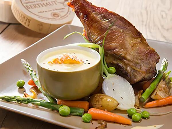 TH01_souris-d-agneau-sur-lit-de-creme-a-l-epoisse-berthaut-et-legumes-de-printemps