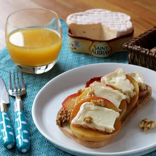 Recette : Tartine aux pommes caramélisées, fromage et noix