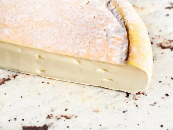 TH01_french-reblochon-cheese-from-the-alps-picture-id178945788 (1)