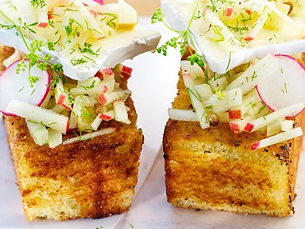Recettes : Brioche poêlée au tartare de fenouil, pomme et fromage
