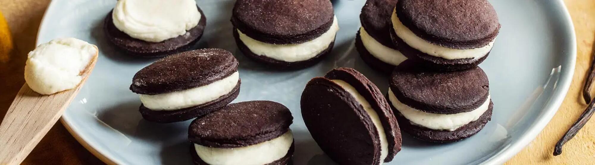 Recette : Biscuits au chocolat fourrés à la crème vanille au fromage frais