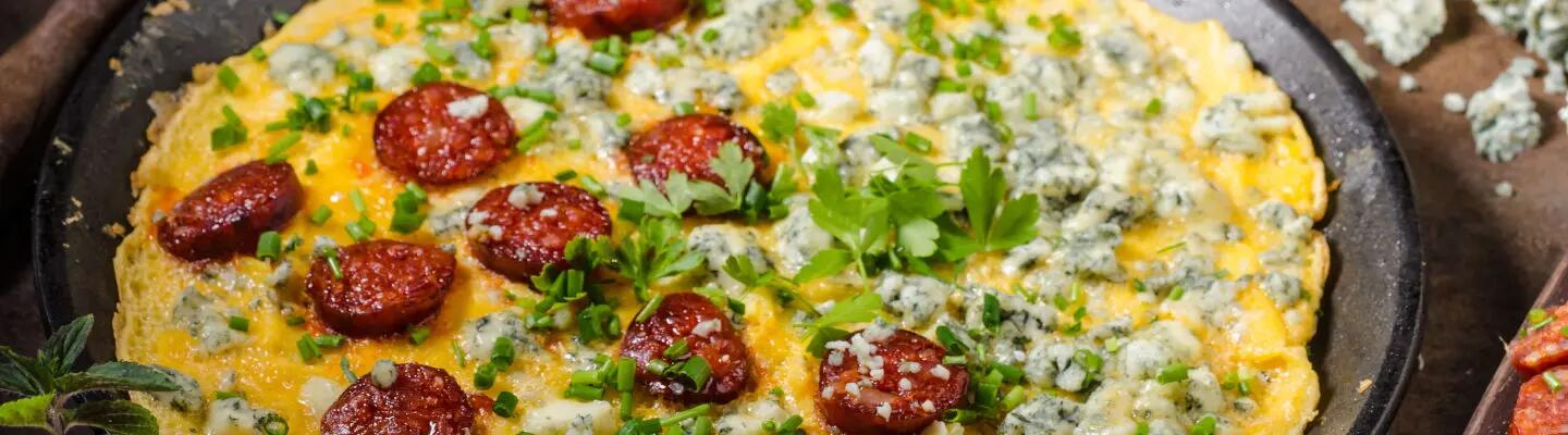 Recette : Omelette au fromage frais, épinards et saucisse fumée