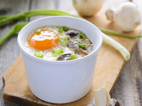 TH01_oeufs-cocotte-jambon-champignons-et-bleu_adobe