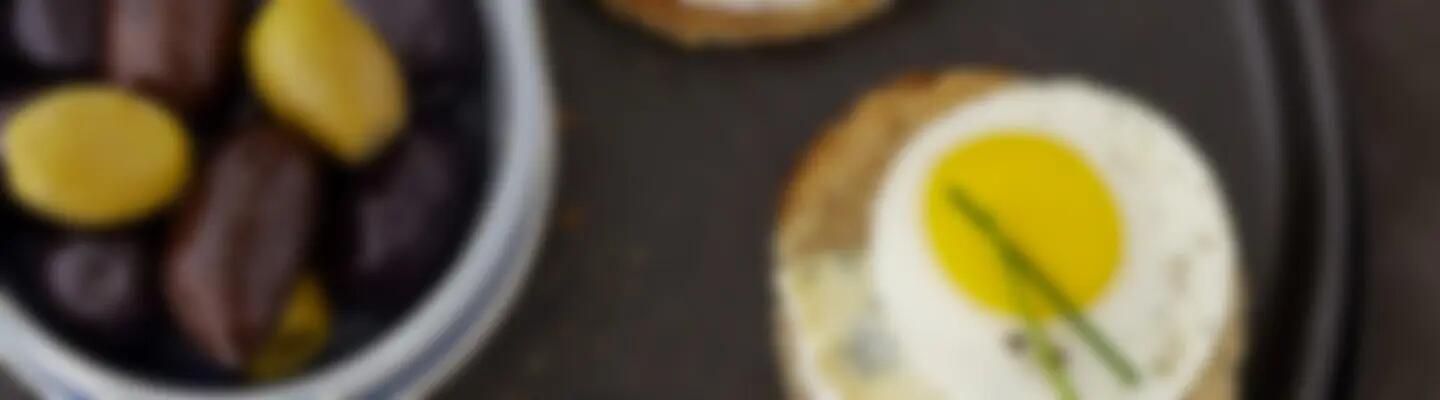 Recette : Toasts au fromage bleu et oeufs de caille