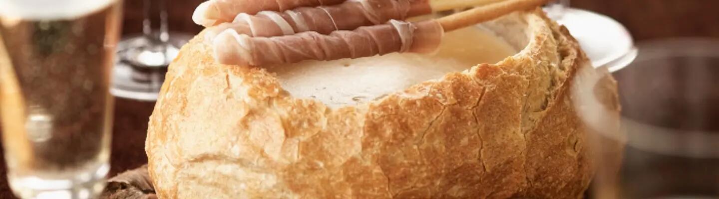 La fondue au fromage... dans une miche de pain ! Qui veut du fromage