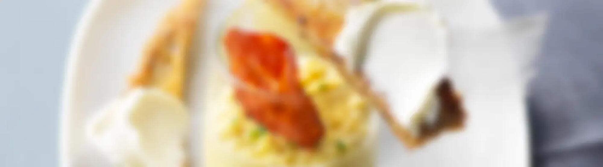 Recette : Œufs brouillés au fromage frais et chorizo, toasts frottés à l’ail