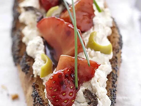Recettes : Tartine au fromage frais, olive et fraises marinées au balsamique