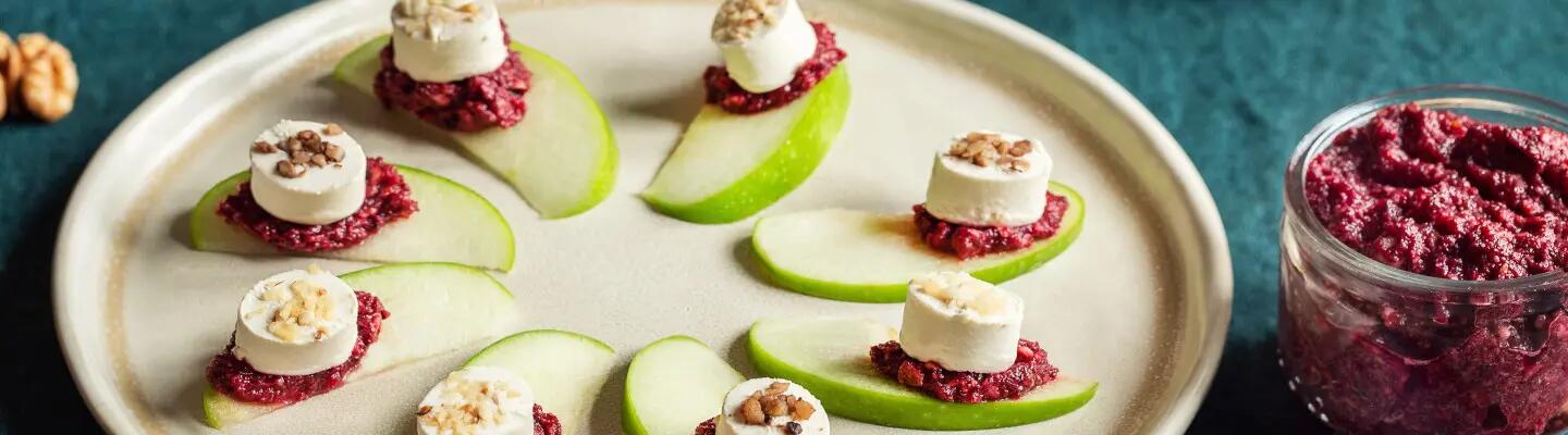 Recette : Quartiers de pommes au pesto de betterave et fromage apéritif aux noix