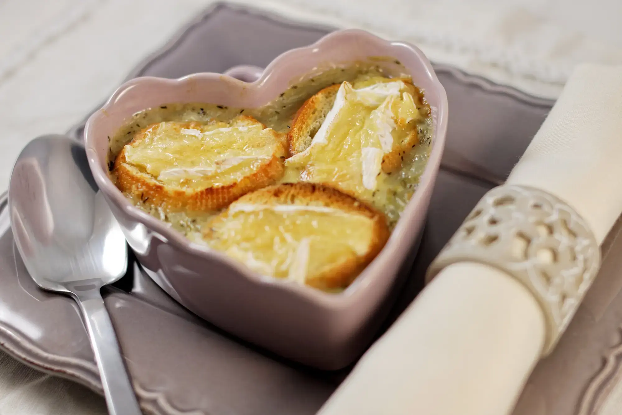 Soupe à l'oignon et ses croûtons gratinés au camembert