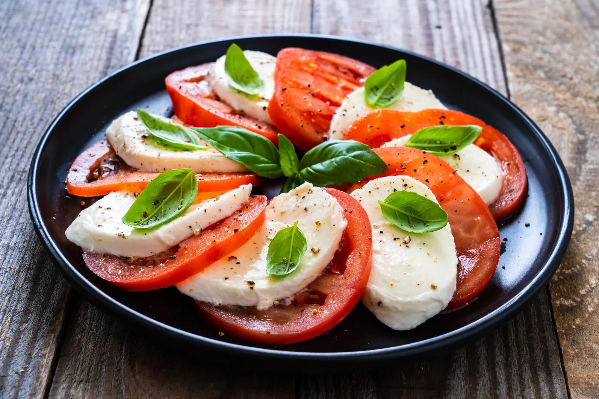 Salade caprese (tomate, mozzarella di bufala) - Recette au fromage