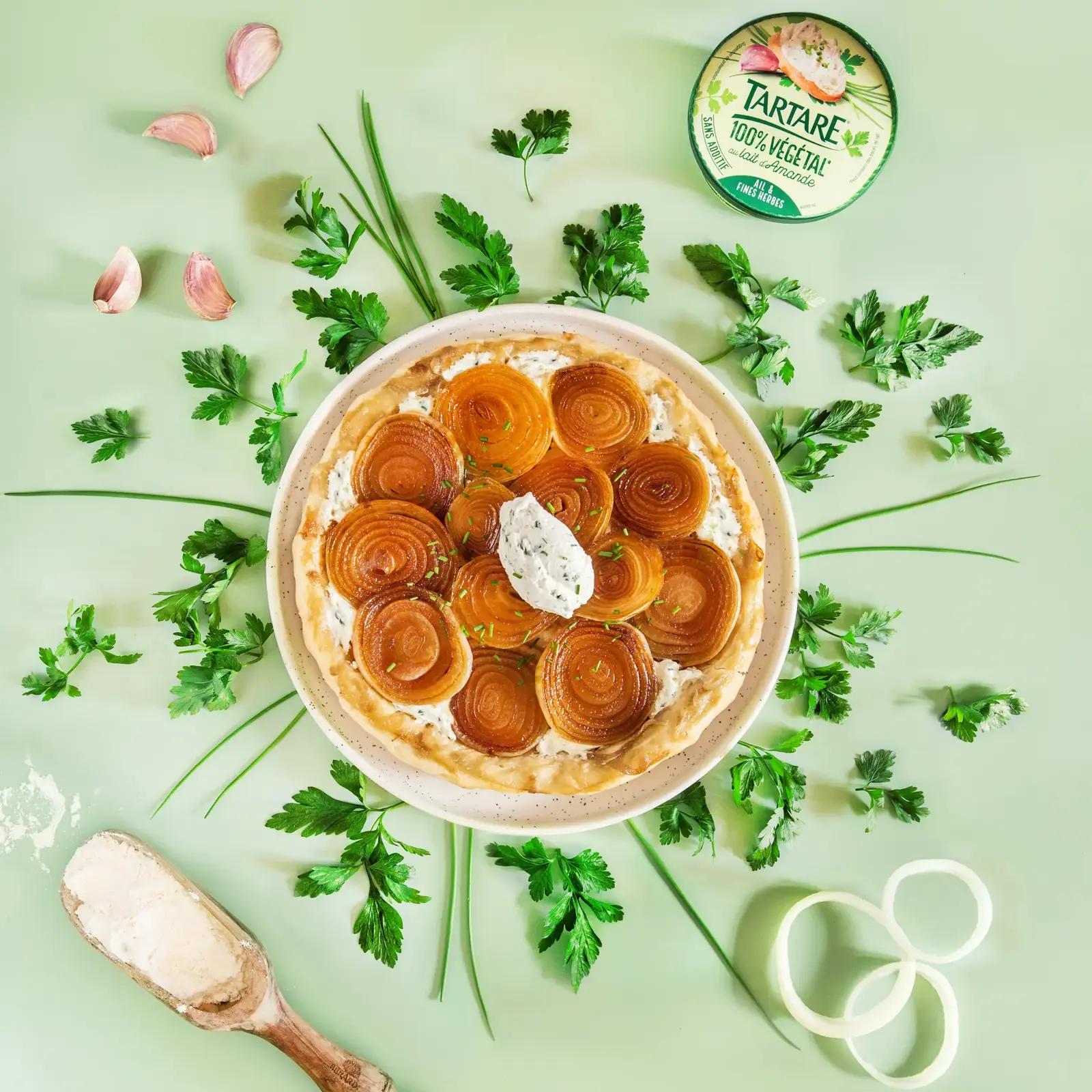 Tatin d’oignons au tartare® végétal ail & fines herbes