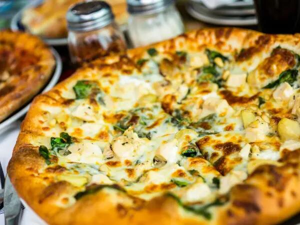 Recettes : Pizza au fromage de chèvre frais, poulet, aubergines et basilic