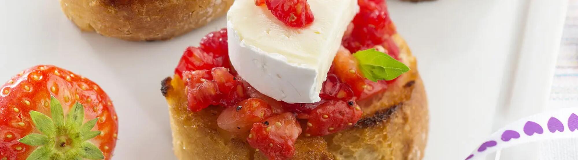 Recette : Tartines fraises framboises basilic et fromage