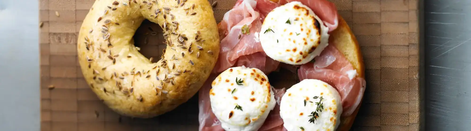 Bagel au chèvre chaud