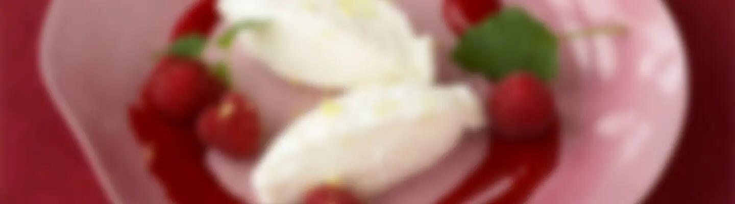 Recette : Quenelles de mousse de chèvre frais au coulis de fruits rouges