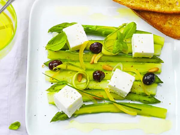 Recettes : Asperges vertes aux olives, citron et fromage frais aux herbes