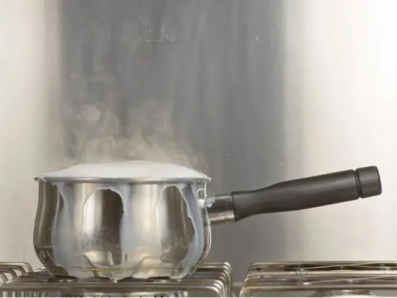 TH01_saucepan-of-boiling-milk-picture-id123694074