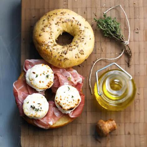 Bagel au chèvre chaud - Recette au fromage-image