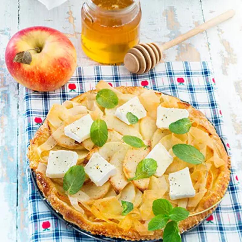 Recette : Tarte fine aux pommes, miel et fromage