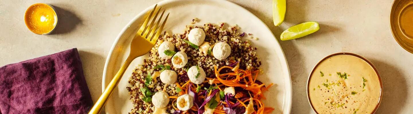 Recette : Salade de quinoa et billes de fromage aux oignons caramélisés 
