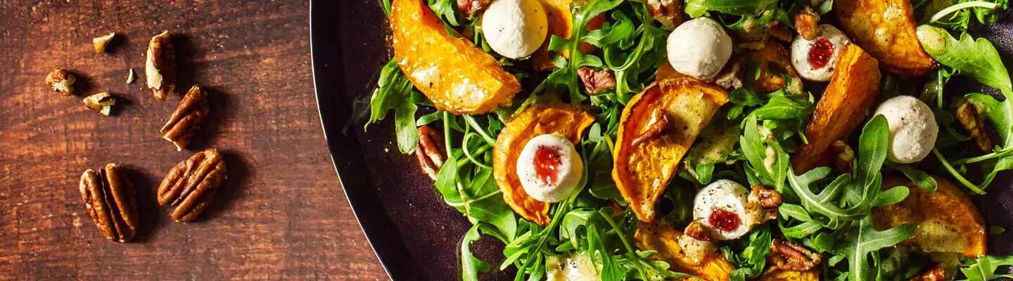 Recette : Salade de patates douces rôties et billes de fromage aux figues