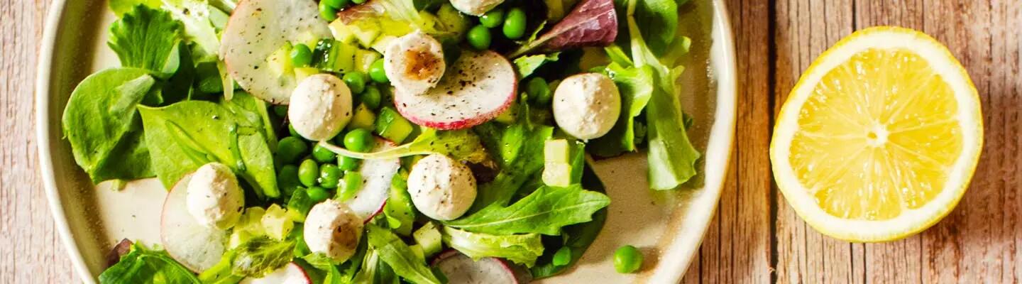 Recette : Salade concombre, petits pois et billes de fromage