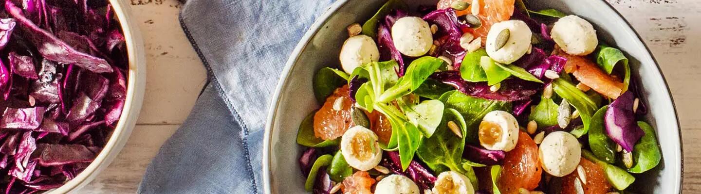 Recette : Salade de mâche et pamplemousse aux billes de fromage