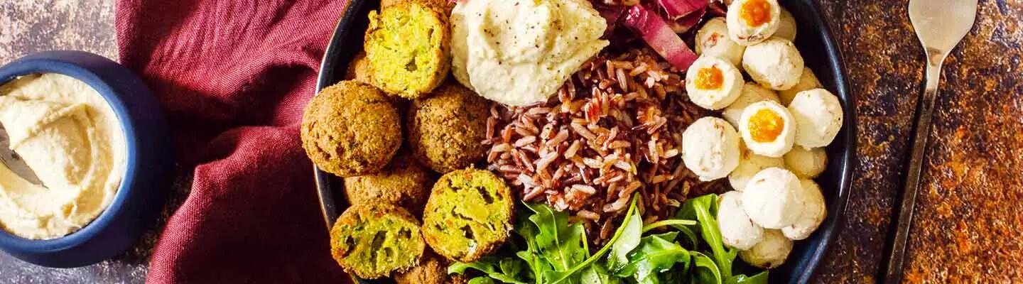 Recette : Salade bowl aux billes de fromage aux poivrons