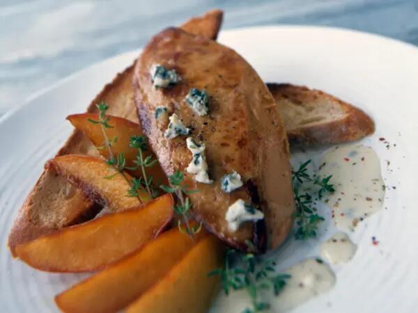 Recettes : Foie gras poêlé, pommes rôties et roquefort