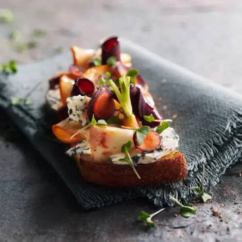 Recette : Tartine au fromage bleu et légumes racine