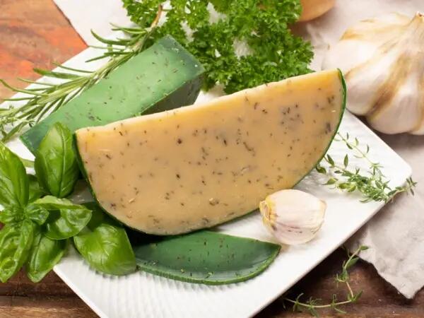 D'où vient la couleur verte de certains fromages ?