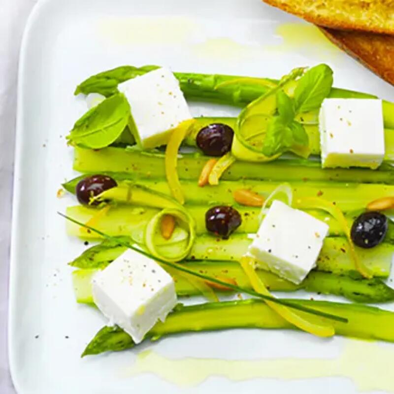 Recette : Asperges vertes aux olives, citron et fromage frais aux herbes