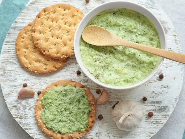TH01_sauce-au-fromage-frais-fanes-de-radis-et-curry_adobe
