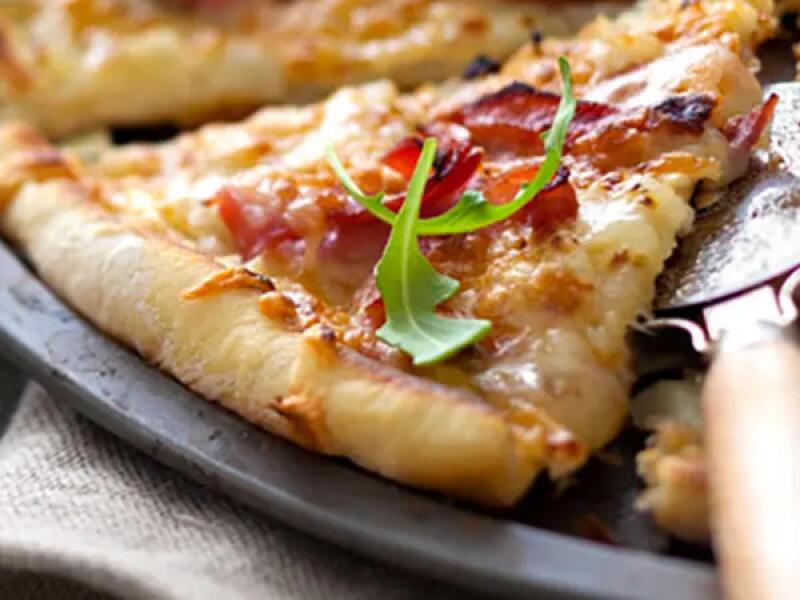 TH01_pizza-au-jambon-fume-et-sublime-filante